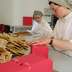 Pr�paration des colis des entremets de l'Abbaye de la Coudre
